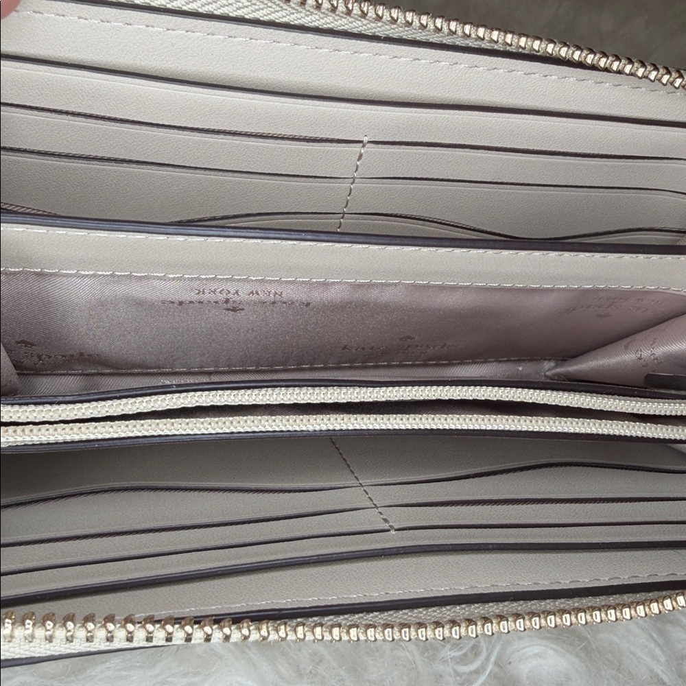 Kate Spade NWOT soft pebble leather, full zip wallet lots of storage beautiful - Picture 6 of 7
